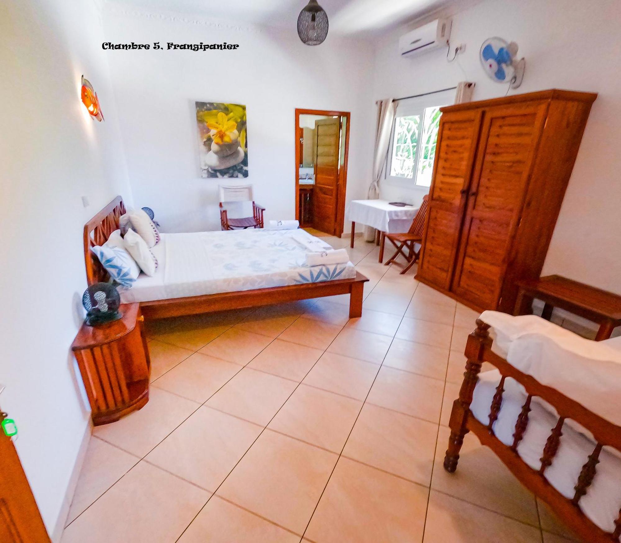 Hotel O Bleu Azur à Ambaro Extérieur photo